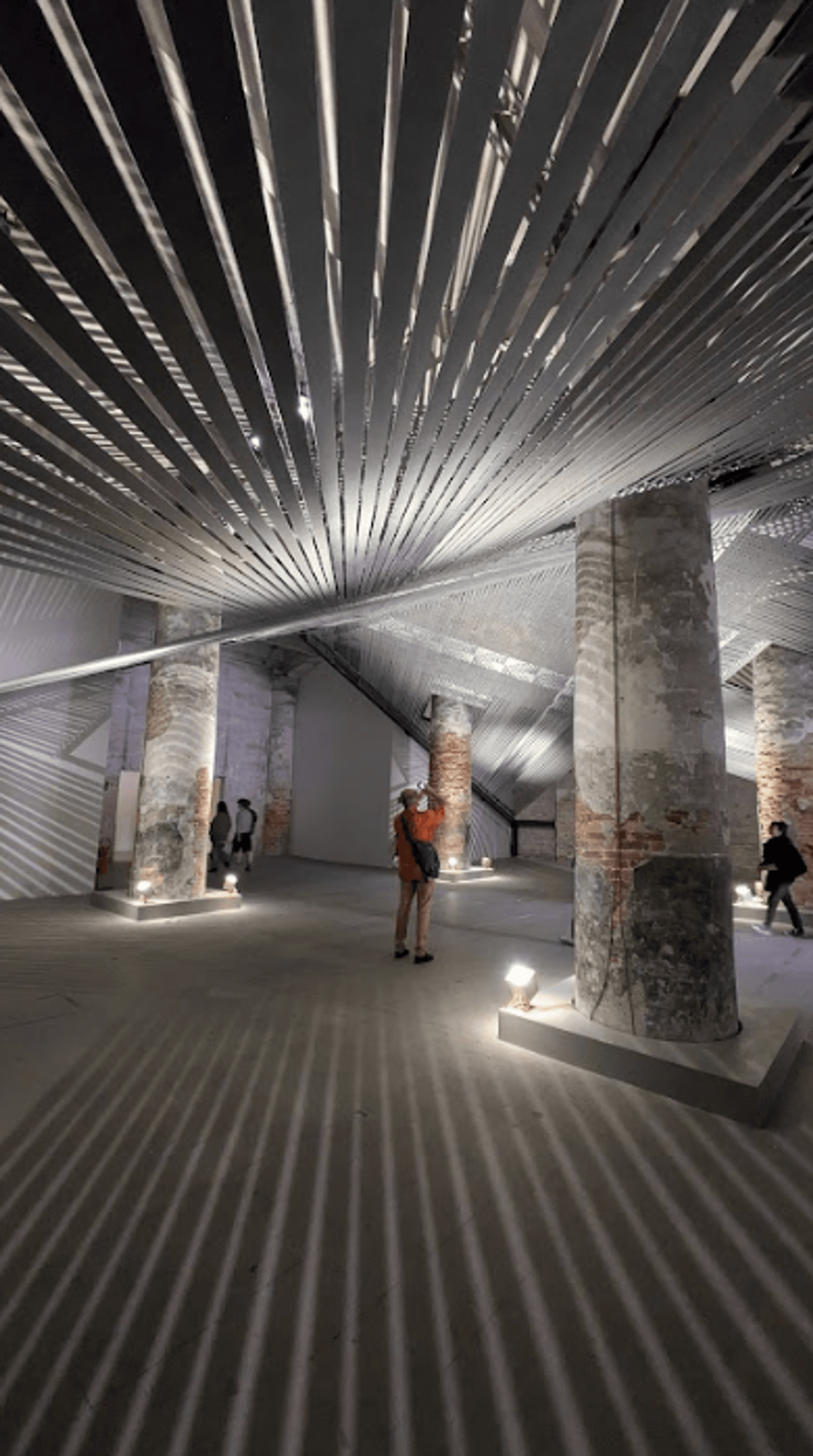 Vefnaðarverk Mataaho Collective Takapau frá árinu 2022. Það teygir sig yfir allan fyrsta salinn í Arsenale.